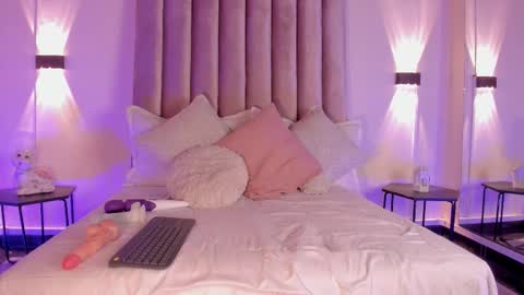 lunaa_moonn online show from March 6, 6:40 pm