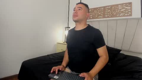 lunaanddante_ online show from June 23, 5:26 am