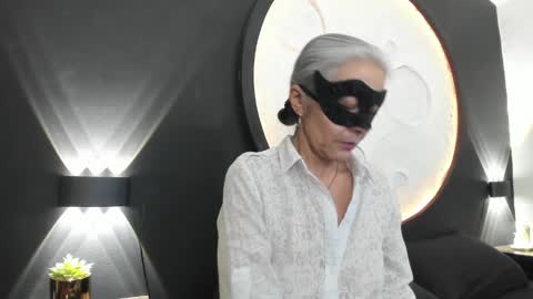 lunamisteriosa_ online show from February 5, 11:58 am