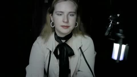 lunamystique_ online show from October 19, 7:51 pm