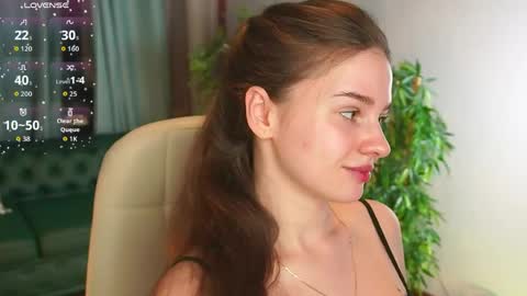 lunaolivia_ online show from May 5, 1:28 pm