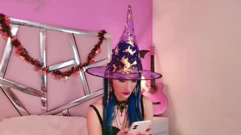 Luna Page online show from October 14, 8:34 pm