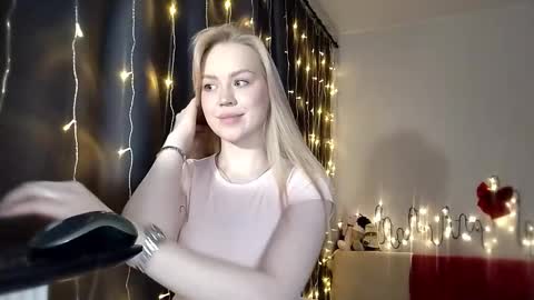 lunapeony online show from December 4, 6:24 am