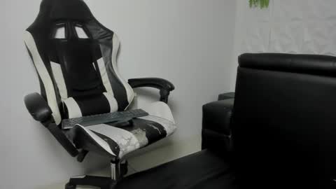 lunay_bigcock420 online show from March 1, 2:05 am