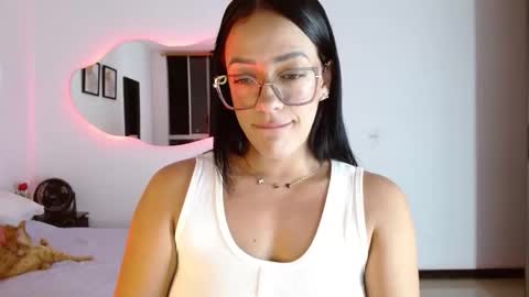 lunayois02 online show from February 4, 12:58 am