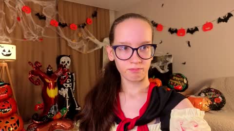 Sara online show from October 31, 4:18 pm