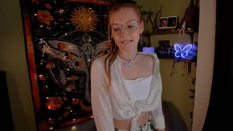 Snapshot of lyra_thenymph chatting on October 10, 1:11 am Lyra online show from October 10, 1:11 am