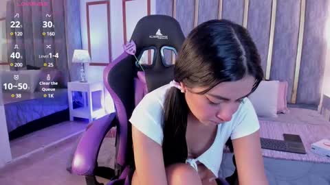 Snapshot of lyzzi_smith01 chatting on February 14, 8:15 pm Lizzy smith online show from February 14, 8:15 pm