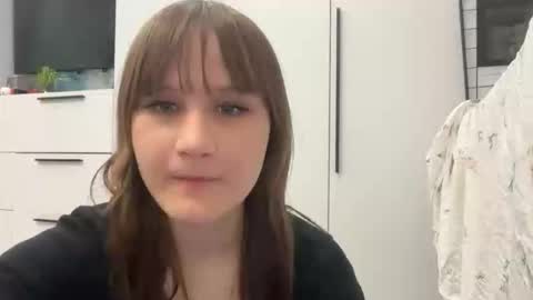 m1umiu online show from April 16, 5:02 pm