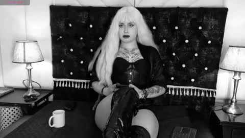 Snapshot of madamexravenx chatting on October 8, 7:09 pm Raven online show from October 8, 7:09 pm