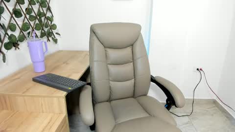 Madeleine  online show from April 9, 1:20 am