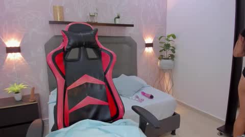 M A D I S O N online show from March 5, 7:56 pm