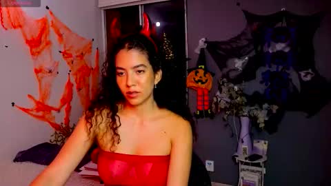 Snapshot of maithe_perroni chatting on October 29, 12:45 am   Lauu online show from October 29, 12:45 am