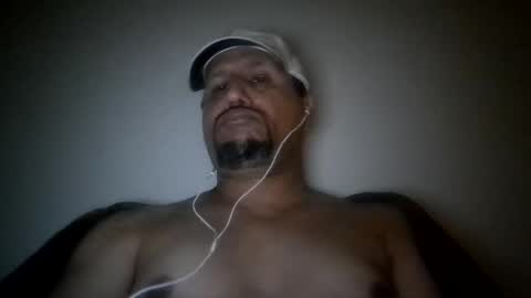 Snapshot of man_new chatting on October 11, 12:37 am Man new online show from October 11, 12:37 am