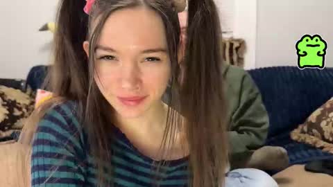 manicpixiedreamfrog online show from March 25, 1:56 am