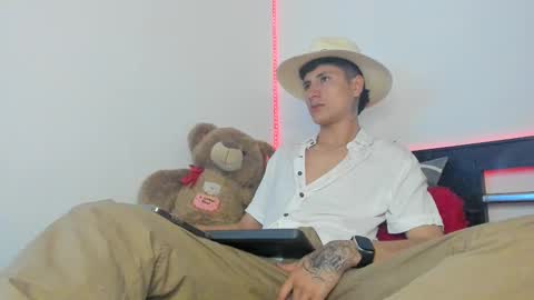 Snapshot of mateo_escobar chatting on October 17, 3:32 am mateo_escobar online show from October 17, 3:32 am