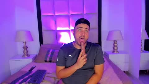 maximooferrer online show from May 16, 10:36 am