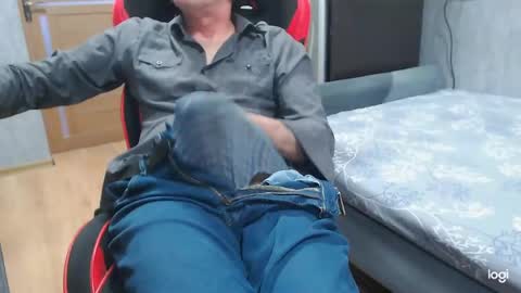 maximus3334 online show from April 25, 1:41 pm