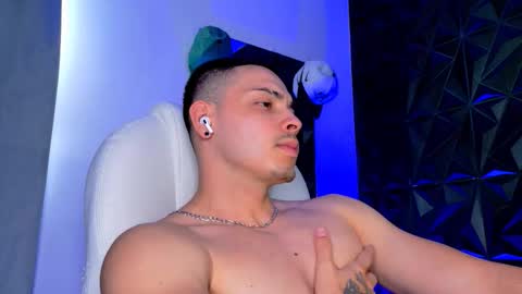 MAX online show from December 17, 8:04 pm