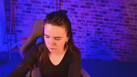 maybloom_ online show from April 18, 10:06 am