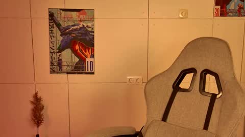 maybloom_ online show from February 19, 4:28 pm