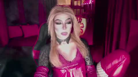 THE QUEEN ALPHA   Queen Medusa Prey online show from July 20, 9:45 am