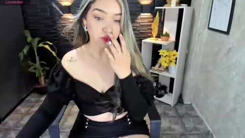 Snapshot of megann_hill chatting on February 18, 12:28 pm Megan online show from February 18, 12:28 pm