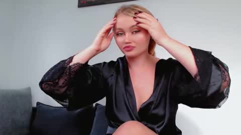 Snapshot of melani_a chatting on October 20, 11:26 am Melania online show from October 20, 11:26 am