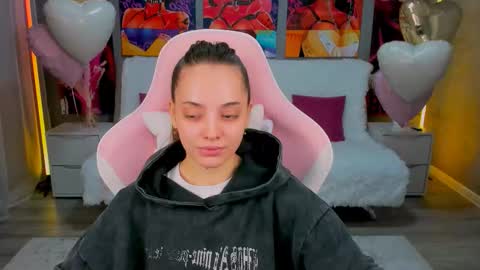 MelanieAlves online show from February 18, 6:30 pm