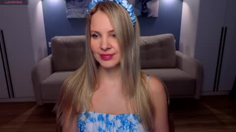 Melanie Bennett online show from April 14, 6:38 am