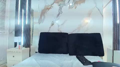 Melanie online show from December 15, 4:14 pm