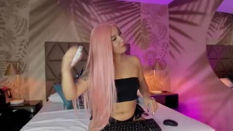 Melanie Roux online show from November 14, 8:00 pm