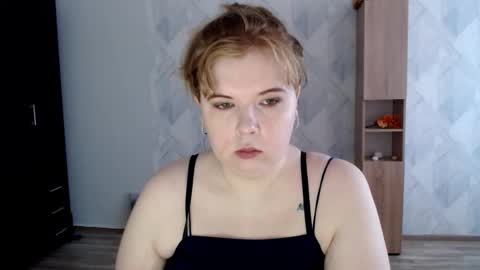 Snapshot of melina_beauty chatting on October 13, 9:44 am Melina online show from October 13, 9:44 am
