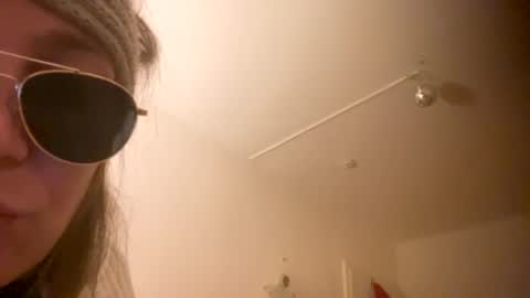 Snapshot of melli23 chatting on December 13, 11:17 pm Melli online show from December 13, 11:17 pm