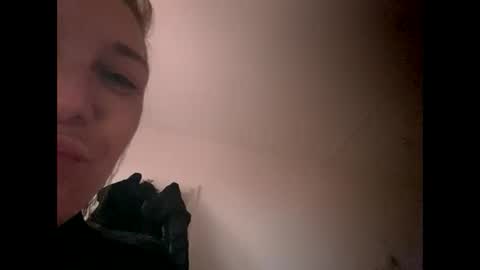 Snapshot of melli23 chatting on December 13, 1:55 pm Melli online show from December 13, 1:55 pm