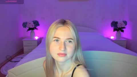 Snapshot of mellina_tey chatting on March 7, 11:05 pm Mellina online show from March 7, 11:05 pm