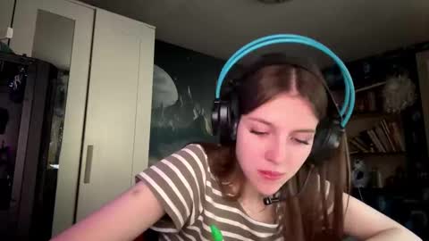Snapshot of melonygriffen chatting on September 26, 12:35 pm Hi Im Aria 18 years old online show from September 26, 12:35 pm