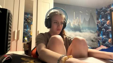 Snapshot of melonygriffen chatting on October 15, 2:18 pm Hi Im Aria 18 years old online show from October 15, 2:18 pm