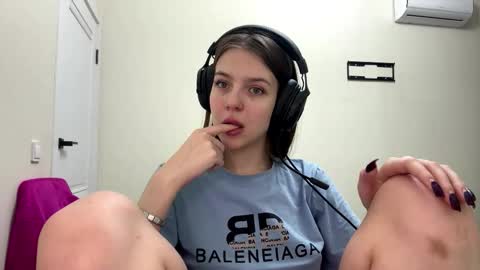 Hi Im Aria 18 years old online show from February 2, 12:34 pm