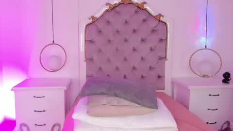 Snapshot of meredit_lane chatting on October 16, 8:07 pm online show from October 16, 8:07 pm