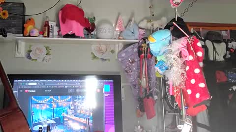 gurlnips online show from January 28, 7:10 pm