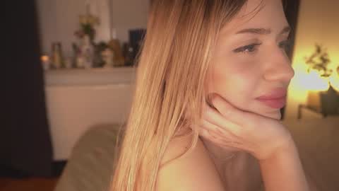 Snapshot of mermaids_ chatting on December 31, 12:32 am Lara OFFLINE online show from December 31, 12:32 am