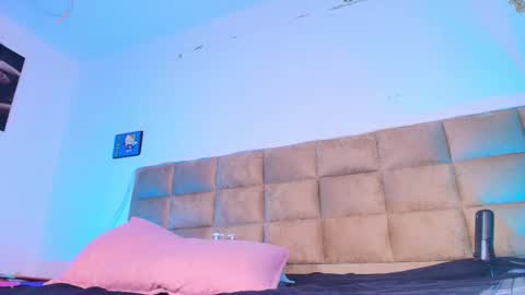 Emi online show from September 22, 7:18 pm