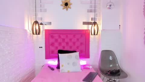 Snapshot of mia__099 chatting on February 19, 7:37 pm Mia Blonde online show from February 19, 7:37 pm