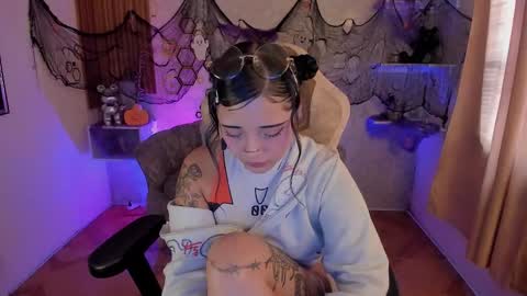 Mia online show from October 25, 5:35 pm