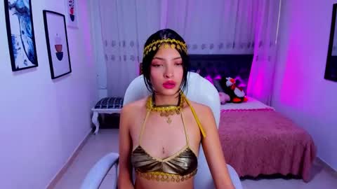 Mia online show from December 22, 9:10 pm