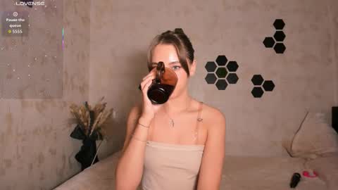 Mia  next stream Thursday 1400 UTC1 Friday 1400 UTC1 online show from October 21, 2:32 pm