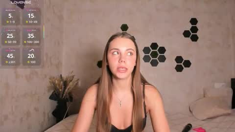 Mia  next stream Thursday 1400 UTC1 Friday 1400 UTC1 online show from October 29, 2:19 pm