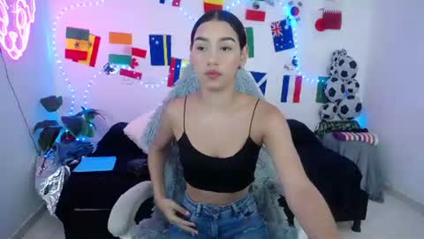 mia_cute_girl online show from July 2, 12:10 pm