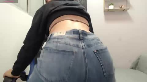Snapshot of mia_diaz1 chatting on September 30, 1:32 pm Mia online show from September 30, 1:32 pm
